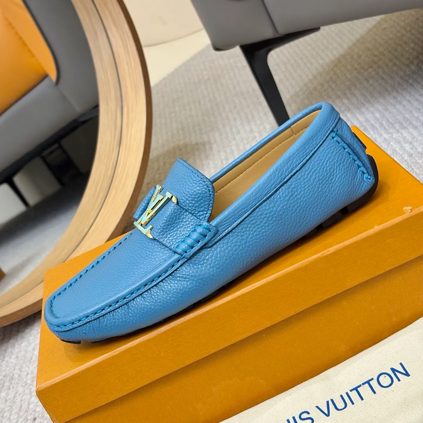 Men's men's shoes 💰420 (Yangli) LV 2⃣️0⃣️2⃣️5️⃣Spring and summer counter GLORIA series models ✈️Original factory special leather production, original last type. A classic driving slip-on casual shoe that shows an elegant style with exquisite craftsmanship details such as Monogram embossing all over the upper🌀Italian imported calfskin fabric Sheepskin foot pads➕Inside～Private mold replica sole Unique style Comfortable driving slip-on Size: 4-12 (38-46) Comes with [Counter packaging: original box, wrapping paper, card, instruction manual, shoehorn, cloth bag] No pressure to enter and leave the counter!